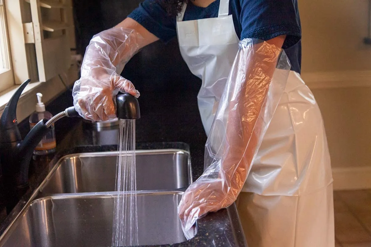 101 Piece Dishwashing Kit, 1 Reusable 7.8 MIL Water Resistant TPU White Bib Apron and a BOX of 100 Pcs Elbow Length Gloves